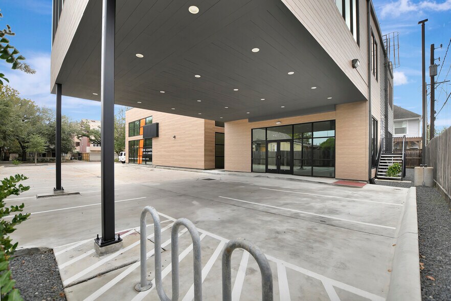 More Photos Of 1009 Yale St, Houston Freestanding For Lease