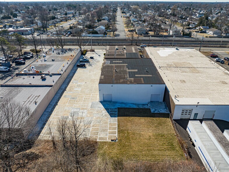 More Photos Of 609 Acorn St, Deer Park Warehouse For Sale