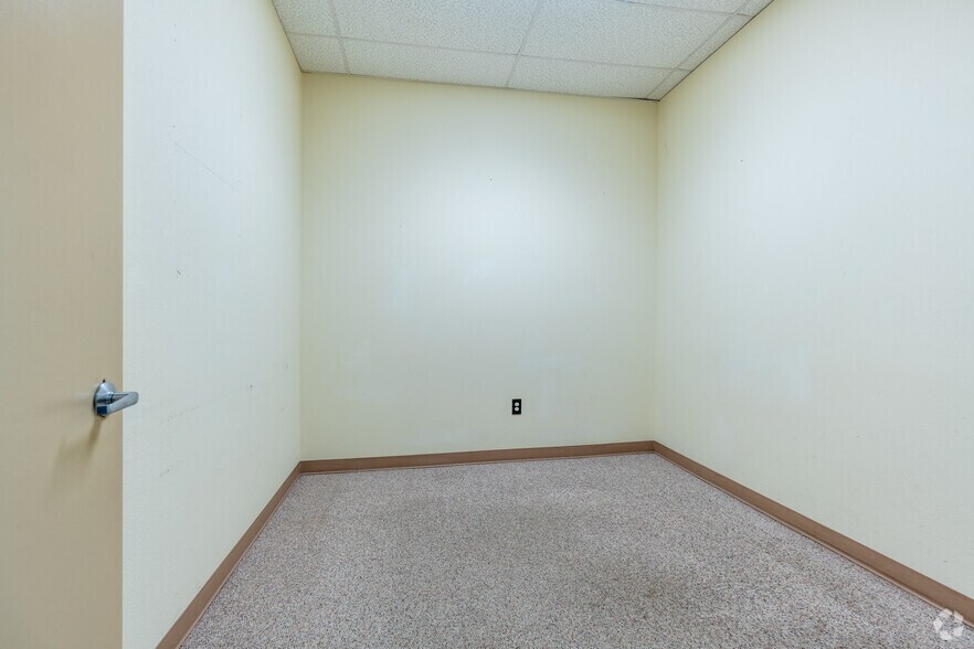 More Photos Of 1498 E Main St, Cottage Grove Storefront For Sale