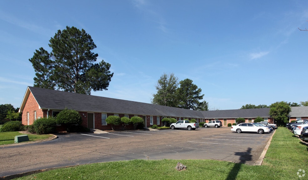 625 Lakeland East Dr  