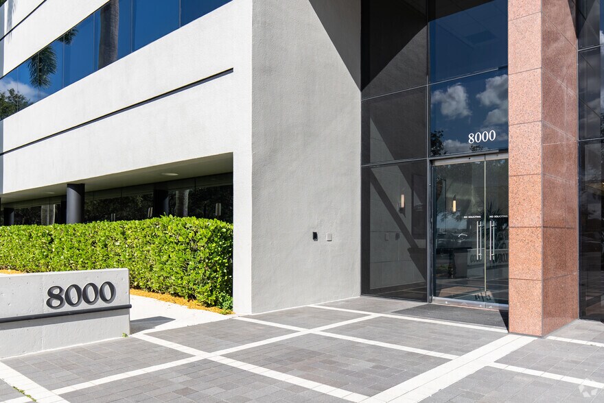 More Photos Of 8100 Oak Ln, Miami Lakes Office For Lease