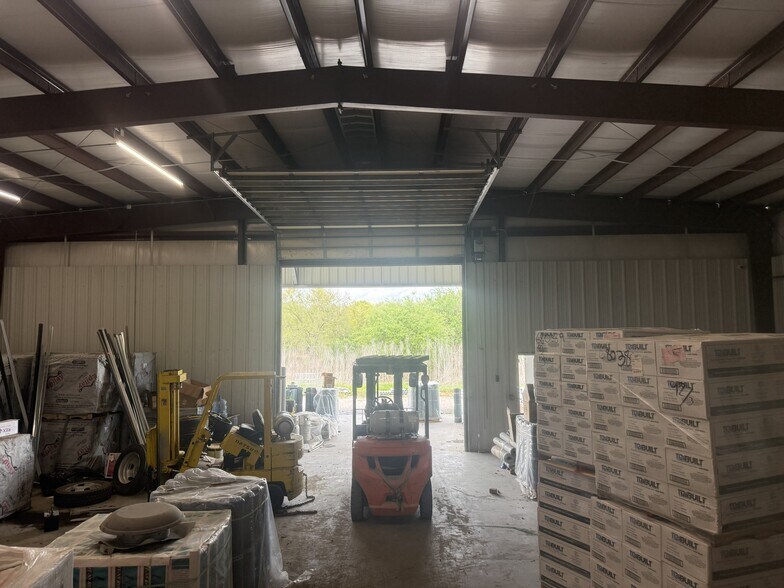 More Photos Of 258 County 281 rd, Alvin Warehouse For Lease