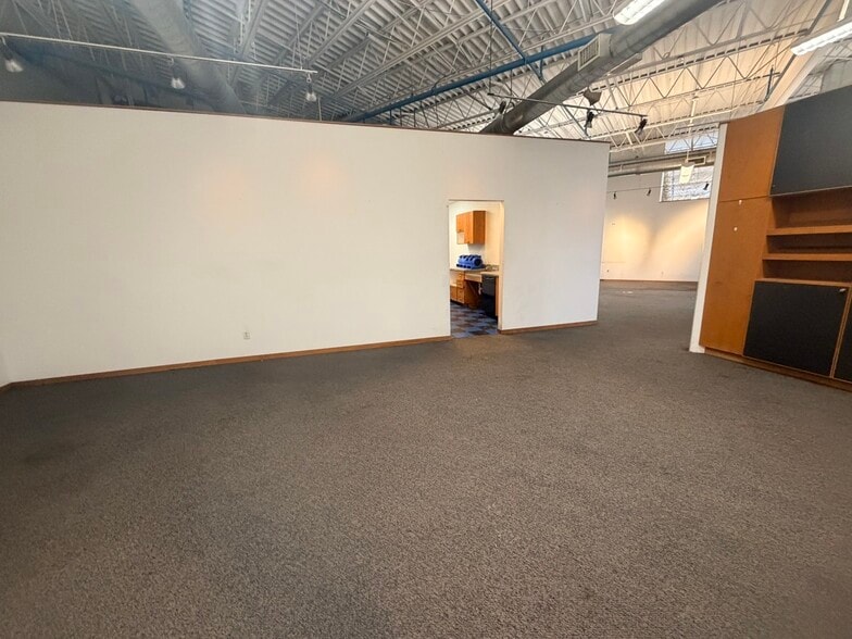 More Photos Of 9797-10161 E Admiral Pl, Tulsa Showroom For Lease