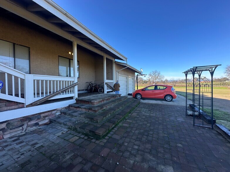 More Photos Of 6738 Greenbay Rd, Arbuckle Land For Lease