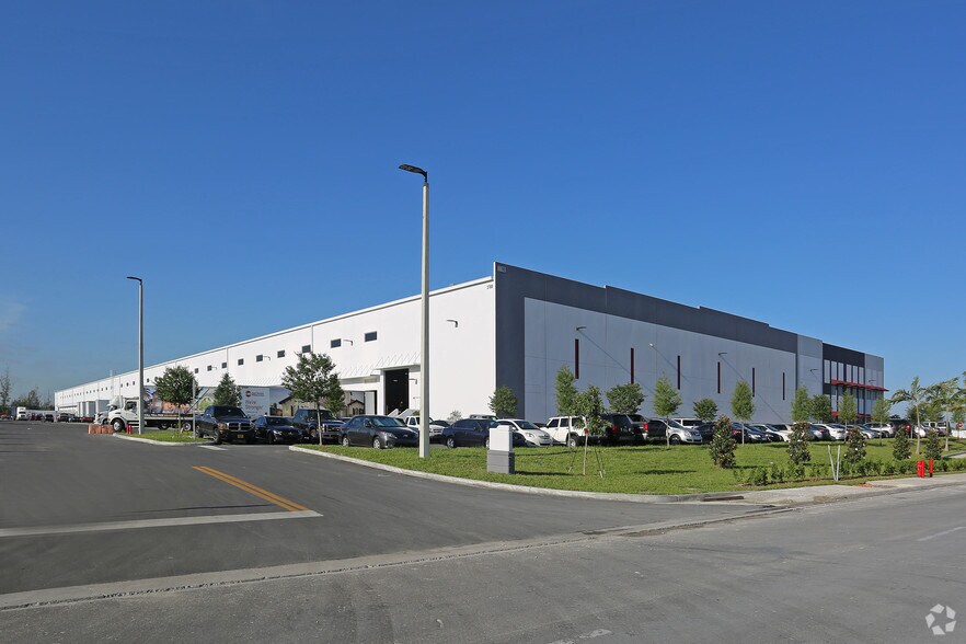 More Photos Of 3780 W 104th St, Hialeah Distribution For Lease