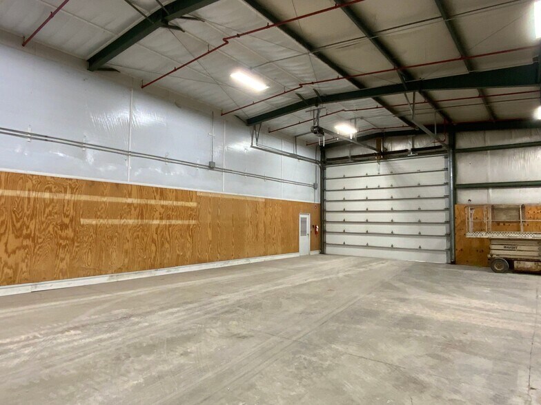 More Photos Of 315 S Sycamore St, Flora Warehouse For Lease