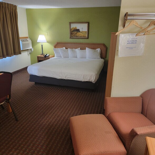 More Photos Of 3040 5th Ave S, Fort Dodge Hotel For Sale