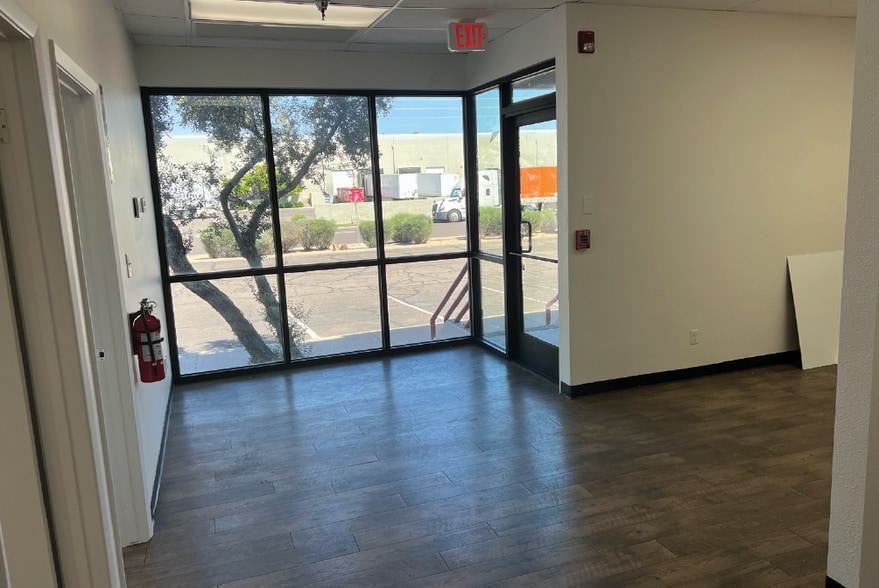 More Photos Of 731 W Fairmont Dr, Tempe Warehouse For Lease