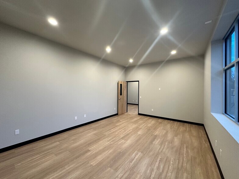 More Photos Of 21600 SE Stark St, Gresham Service For Lease