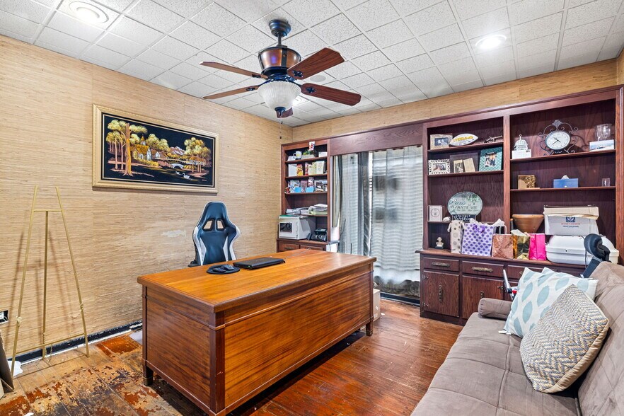 More Photos Of 2001 E Washington St, New Castle Restaurant For Sale