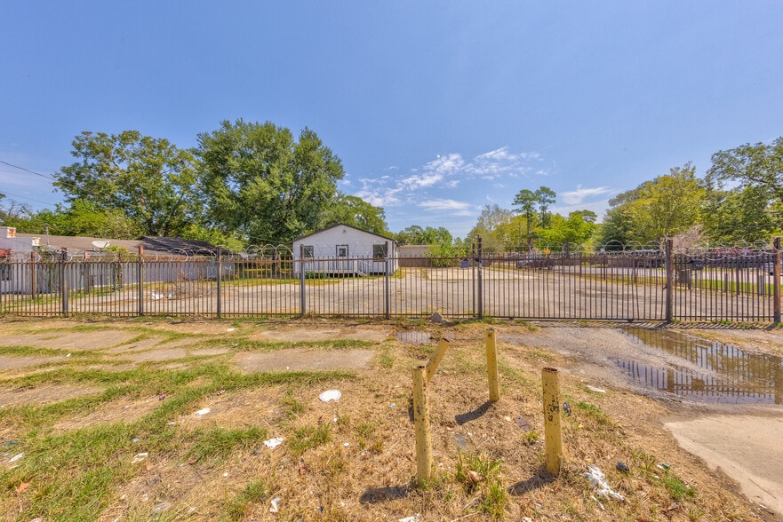 More Photos Of 8002-8004 Homestead, Houston Freestanding For Sale