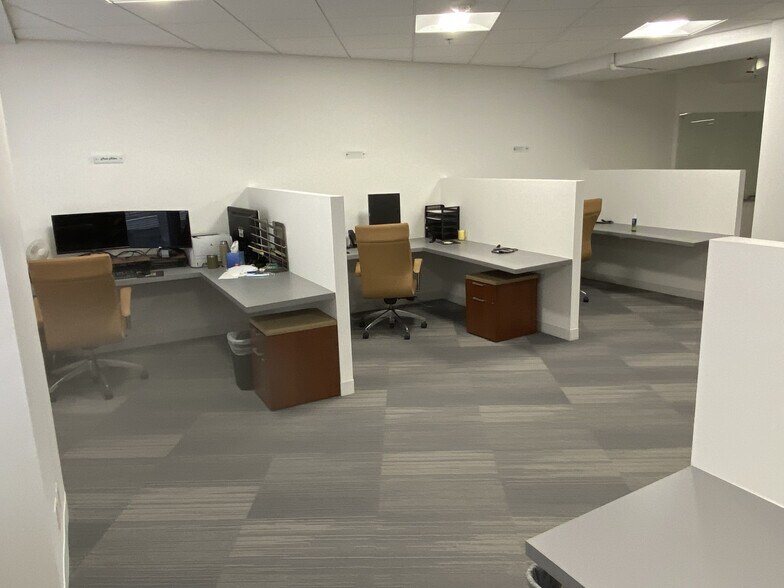 More Photos Of 225 Reinekers Ln, Alexandria Office For Lease