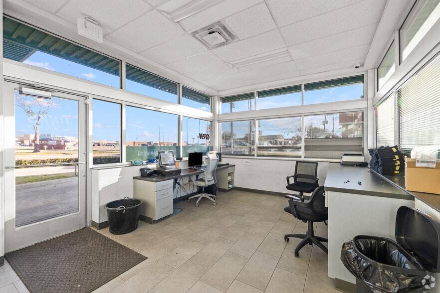 More Photos Of 820 NE Alsbury Blvd, Burleson Carwash For Sale