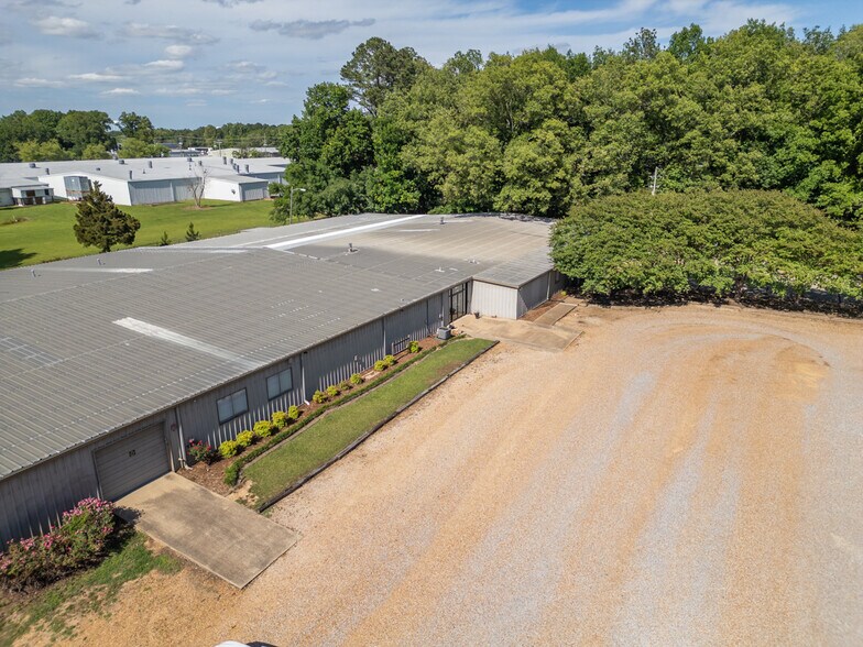 More Photos Of 1006 Lynn Ln, Starkville Flex For Lease
