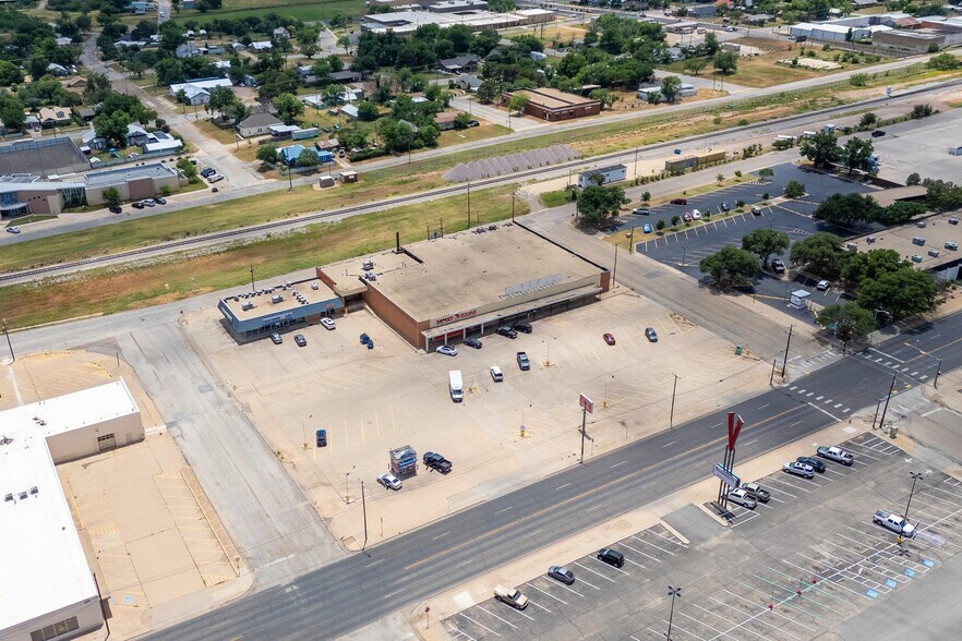More Photos Of 500-511 E Broadway St, Sweetwater Storefront For Sale