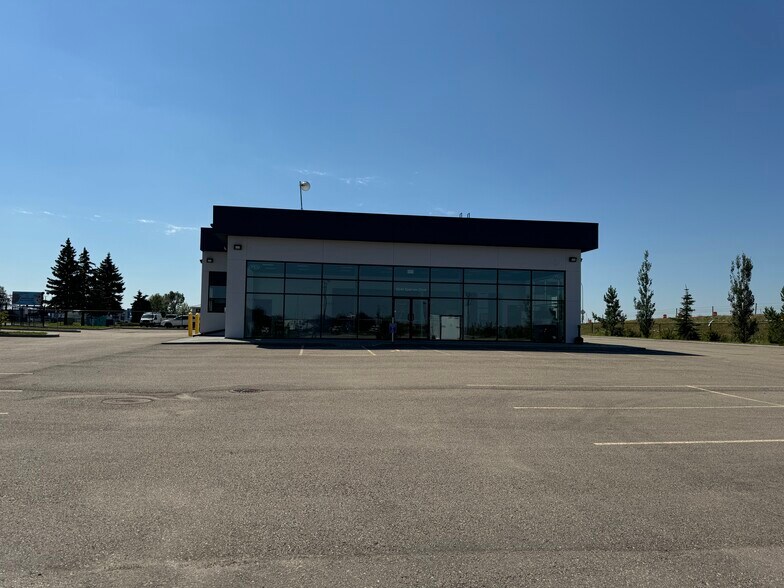 More Photos Of 6542 Sparrow Dr, Leduc Showroom For Sale