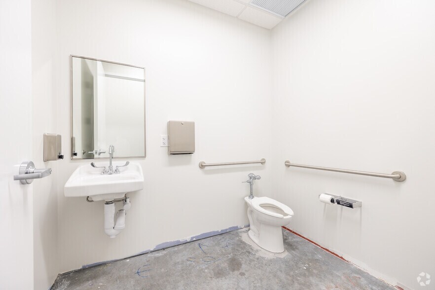 More Photos Of 14520 Global Pky, Fort Myers Warehouse For Lease
