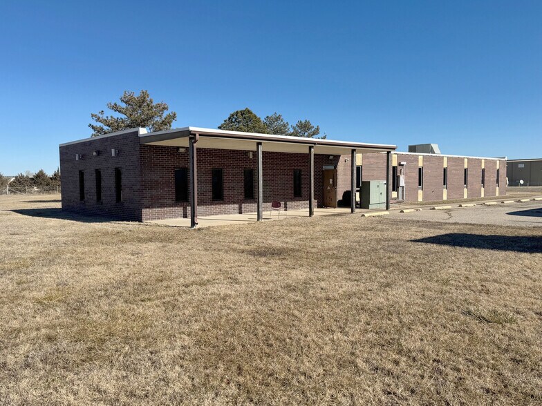 More Photos Of 3913 SW 10th St, El Dorado Office For Sale