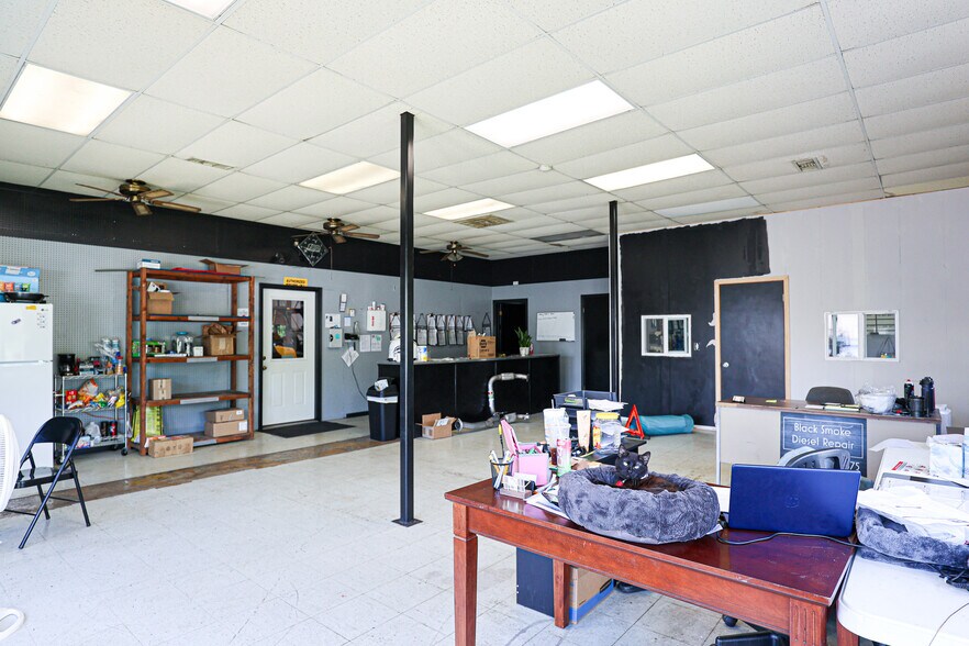 More Photos Of 430 US-62 E, Eddyville Auto Repair For Sale