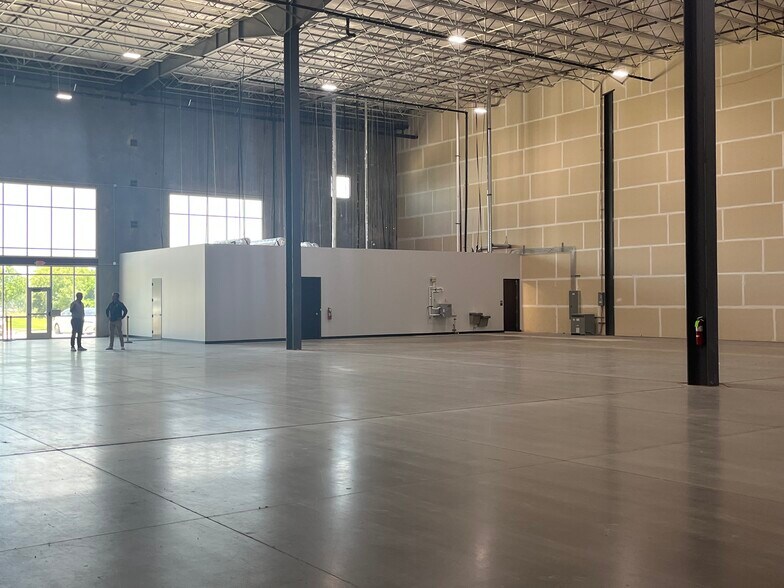 More Photos Of 9201 Polaris Dr, Oklahoma City Distribution For Lease