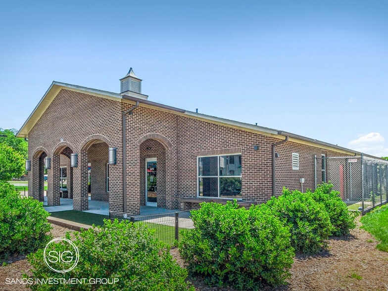 Primary Photo Of 502 N Main St, China Grove Veterinarian Kennel For Sale