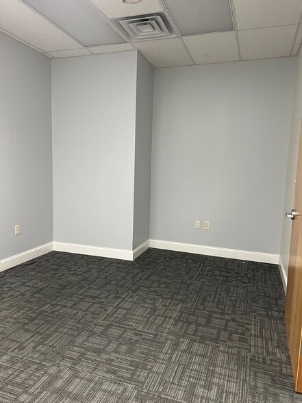 More Photos Of 121 Becks Woods Dr, Bear Medical For Lease