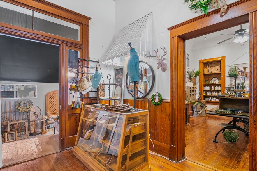 More Photos Of 702 Front St, Comfort Freestanding For Sale