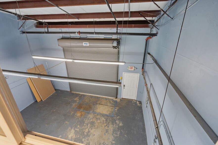 More Photos Of 4922 Port Royal Rd, Spring Hill Showroom For Lease