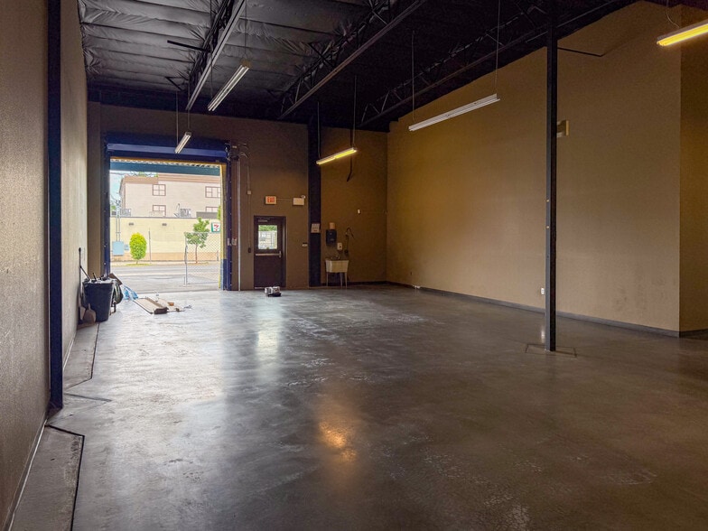 More Photos Of 8073 SE 17th Ave, Portland Freestanding For Lease