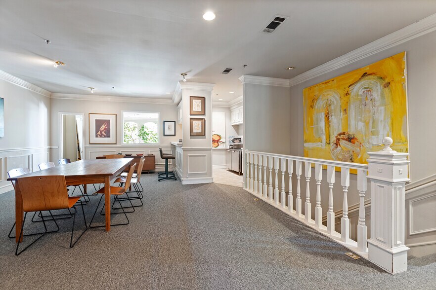 More Photos Of 4821 Broadway St, Addison Office For Sale