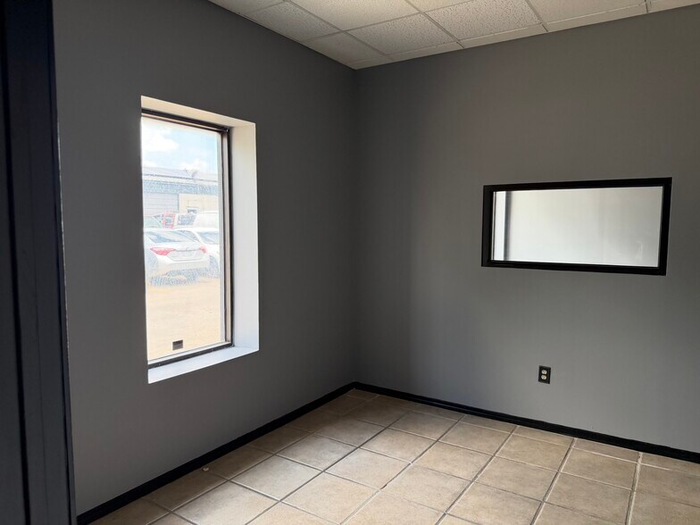 More Photos Of 2529 Merrell Rd, Dallas Light Distribution For Lease