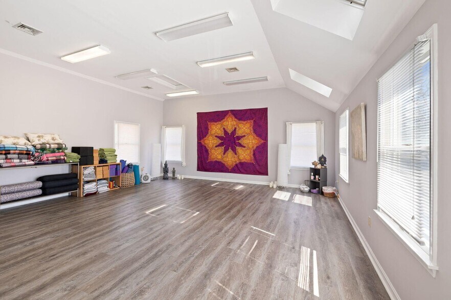 More Photos Of 29 Simpson Ln, Falmouth Office For Sale