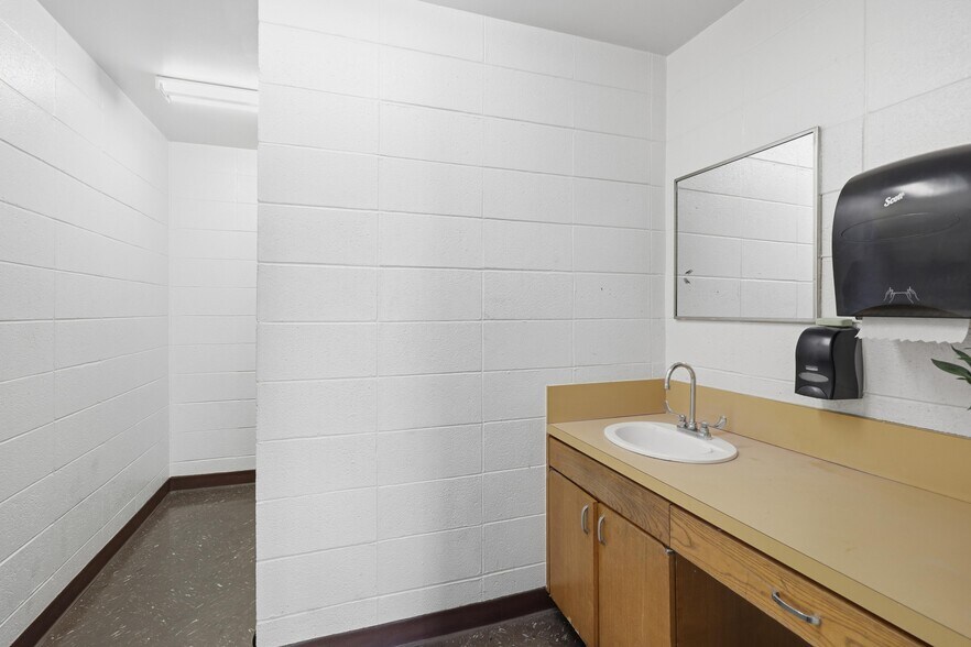 More Photos Of 117 E 4th St, Joplin Office For Sale