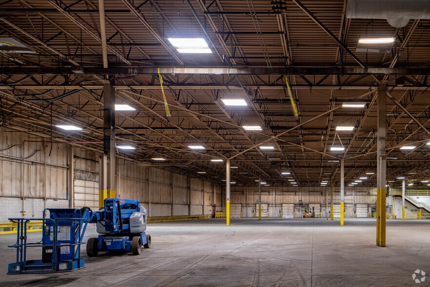 More Photos Of 42600 Merrill Rd, Sterling Heights Warehouse For Lease