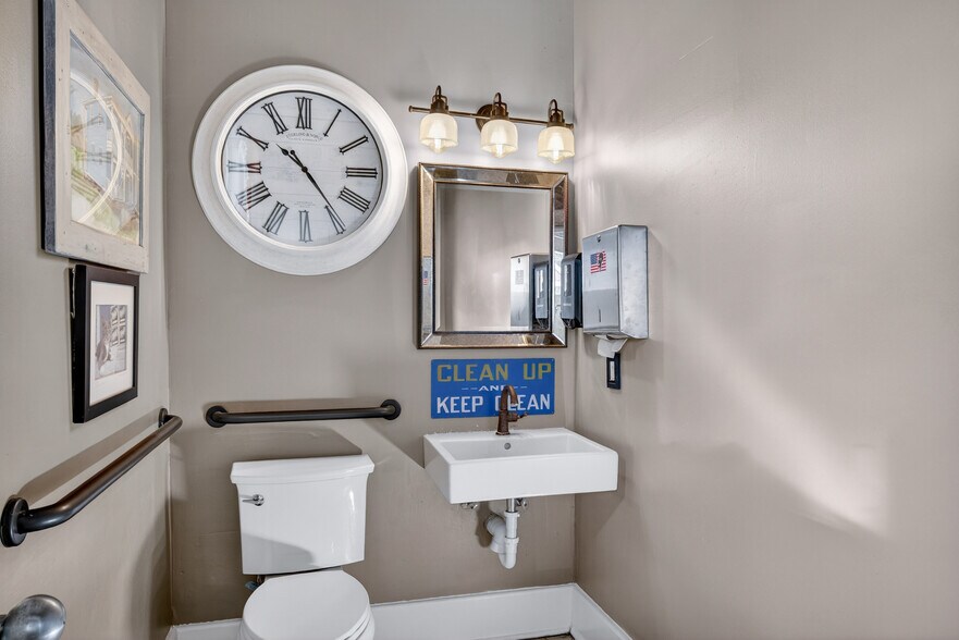 More Photos Of 11 E 41st St, Savannah Storefront Retail Residential For Sale