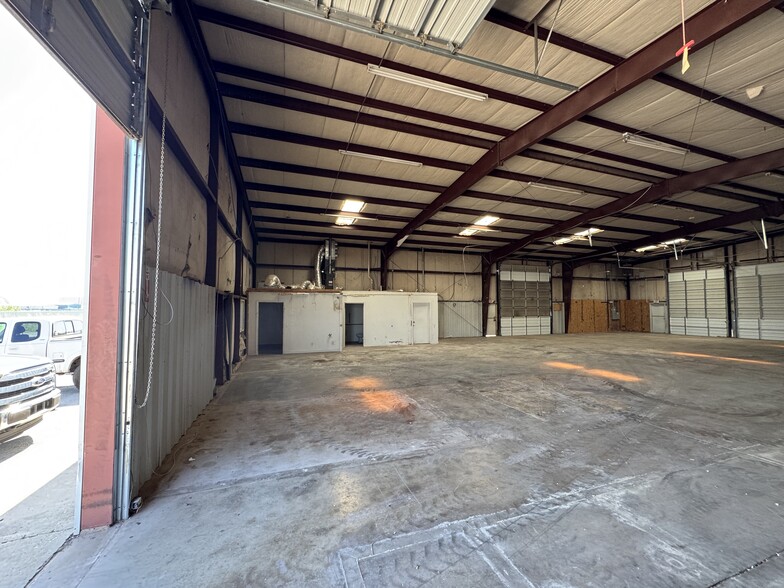 More Photos Of 5220 SW 11th St, Oklahoma City Manufacturing For Lease
