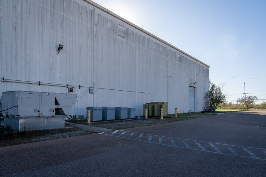 More Photos Of 123 Watford Park Way Dr, Canton Warehouse For Lease
