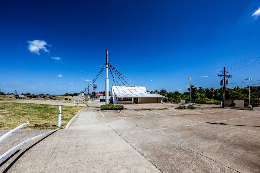 More Photos Of 130 Interstate 45 N, Huntsville General Retail For Sale