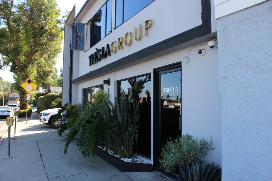 Primary Photo Of 21926 Costanso St, Woodland Hills Freestanding For Sale