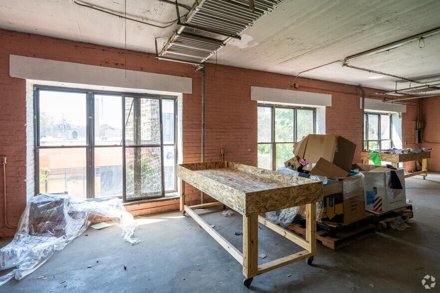 More Photos Of 3240 W Lawrence Ave, Chicago Showroom For Lease