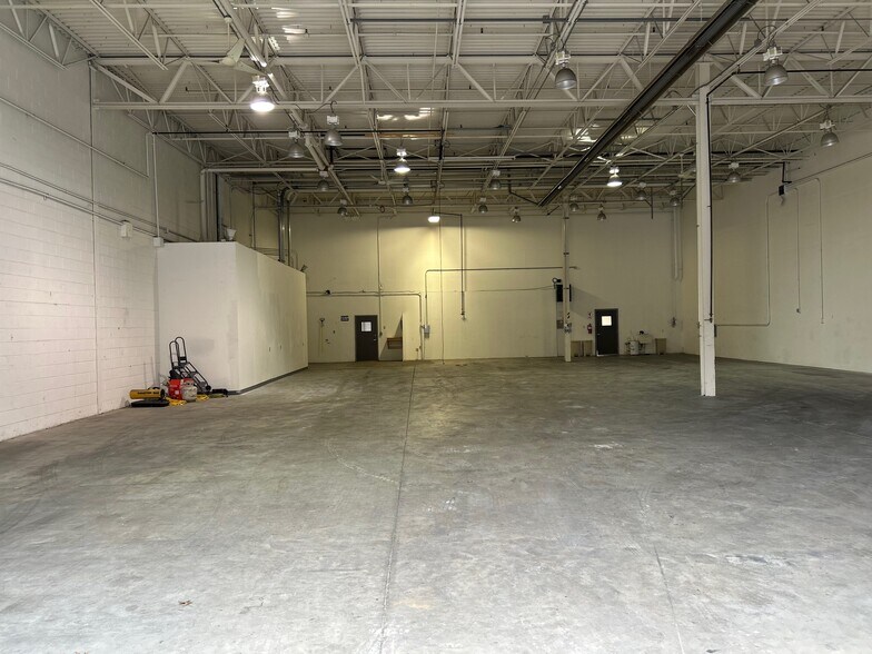 More Photos Of 51 Thousand Oaks Blvd, Morgantown Flex For Lease