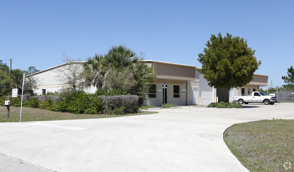 More Photos Of 5612 6th St W, Lehigh Acres Warehouse For Lease