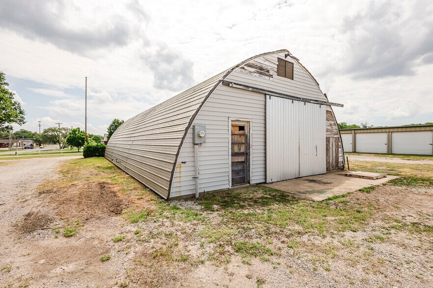 More Photos Of 201 W Silknitter St, Rose Hill Self Storage For Sale