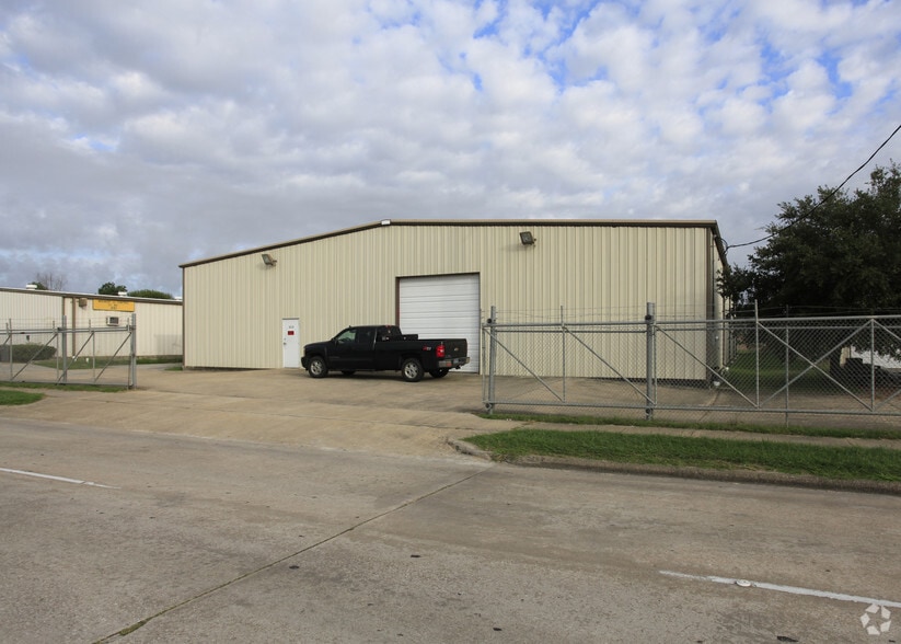 More Photos Of 8219 Almeda Genoa Rd, Houston Warehouse For Lease