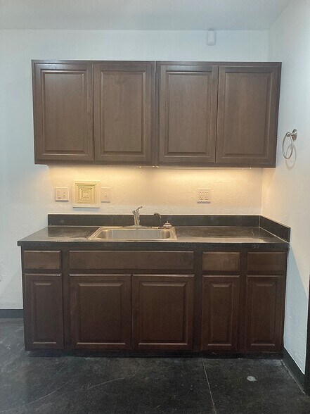 More Photos Of 14624 Metro Plaza Blvd, Edmond Warehouse For Lease