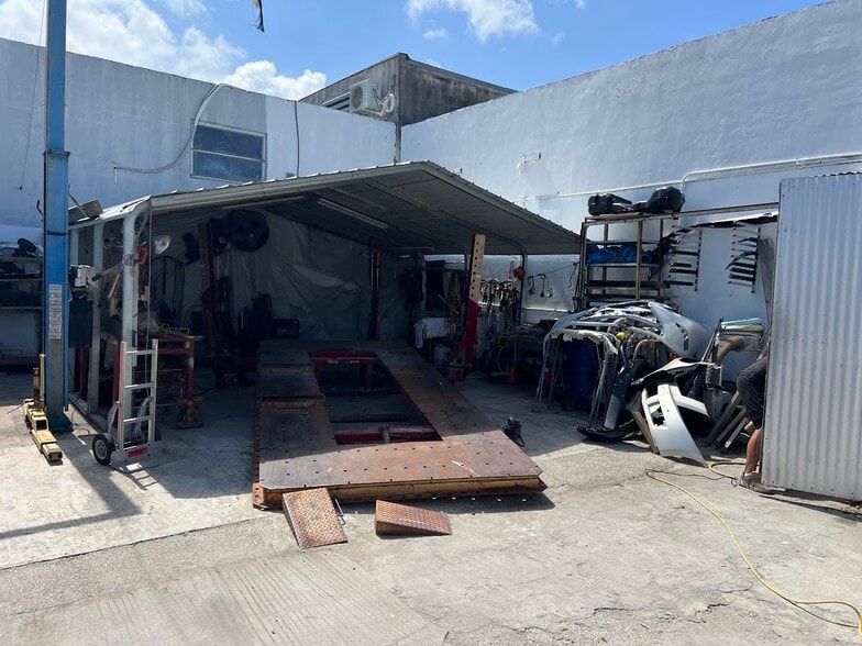 More Photos Of 205 N Dixie Hwy, Hallandale Beach Service For Sale