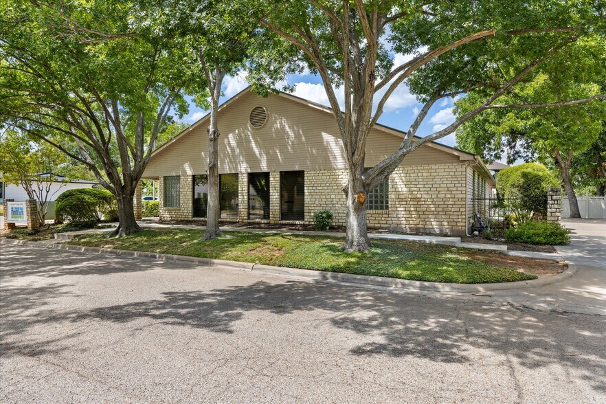 More Photos Of 310 W Bluff St, Granbury Office For Sale