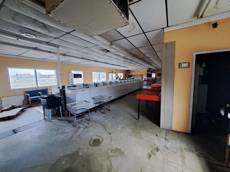 More Photos Of 610 S Paw Paw St, Lawrence Warehouse For Lease
