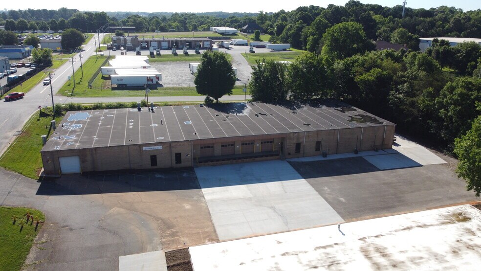 More Photos Of 3350 20th Ave SE, Newton Industrial For Lease