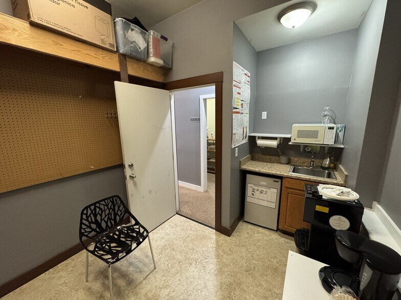 More Photos Of 422 N 4th St, Mount Vernon Office For Lease